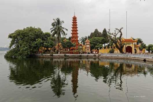 Trấn Quốc pagoda on West Lake,